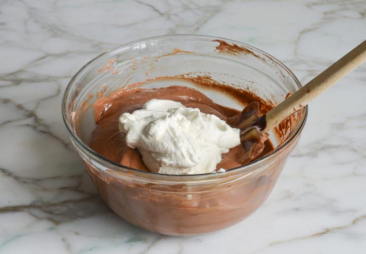 طرز تهیه موس شکلاتی - در مرحله هشتم خامه زده‌ شده را به ‌آرامی به مخلوط شکلات ‌تان اضافه بکنید.