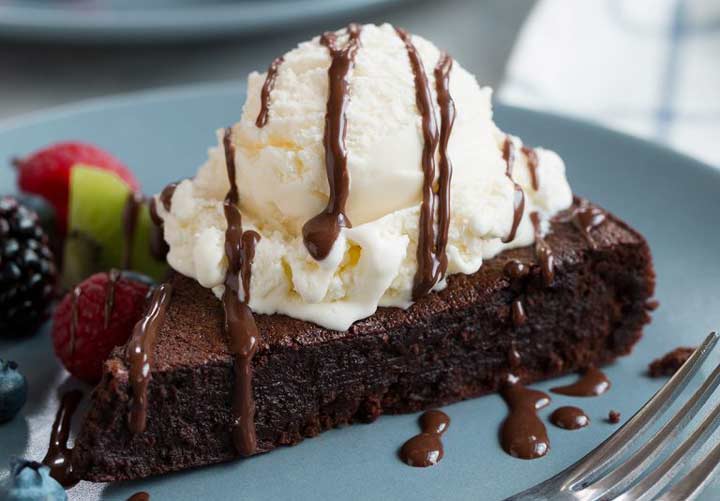 ۱۰ دسر خوشمزه بدون آرد - کیک شکلاتی بدون آرد گزینه خوبی برای مهمانی ها و تولدهاست.