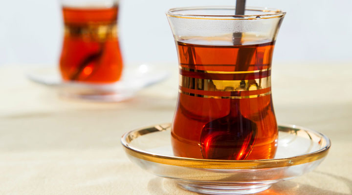 دم کردن چای خوش طعم - یک استکان چای نشاط‌آور