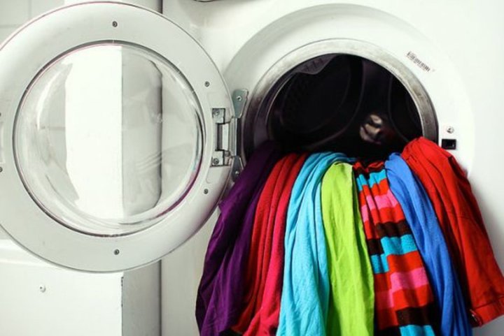 استفاده از سرکه در شستن لباس برای جلوگیری از بی رنگ و بور شدن لباسهای رنگی و تیره