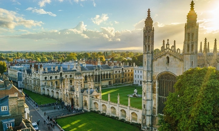 نمایی از دانشگاه کمبریج یکی از بهترین دانشگاه های جهان