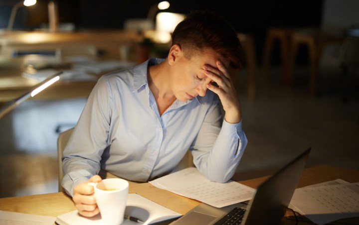 نادیده گرفتن خواب و بیدار ماندن از علائم کار کردن بیش از حد است