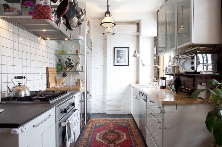 برای بزرگ نشان دادن آشپزخانه از فرش یا قالیچه استفاده کنید.