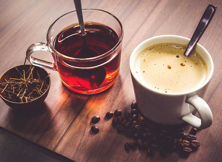 مصرف چای یا قهوه یکی از راه حل‌های مقابله با کم‌خوابی است.
