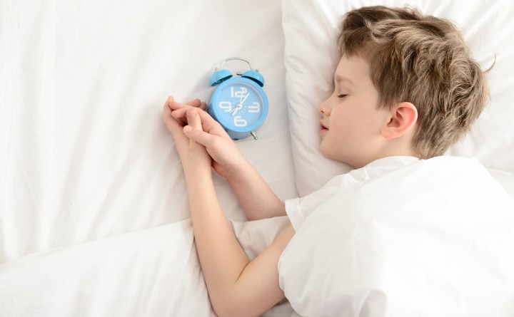 برای تنظیم خواب کودک به تدریج زمان خواب و بیداری او را اصلاح کنید