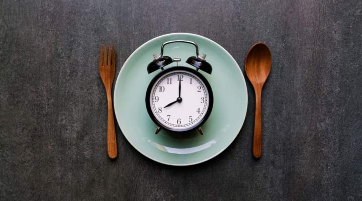بهترین زمان خوردن شام برای لاغری چه زمانی است؟ - دیر شام خوردن تاثیر منفی چشمگیری در توانایی چربی سوزی بدن دارد.