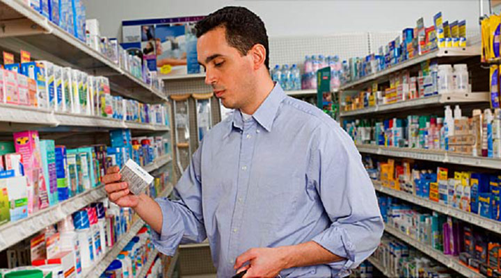 مردی در حال خرید دارو برای درمان سرفه