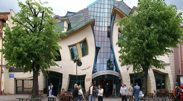 عجیب ترین سازه های معماری دنیا - خانه کج و معوج (Krzywy Domek) در شهر سوپوت، لهستان