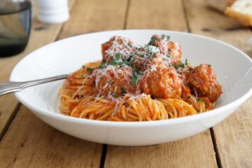 اسپاگتی با گوشت قلقلی را می ‌توانید سریع و آسان آماده بکنید.