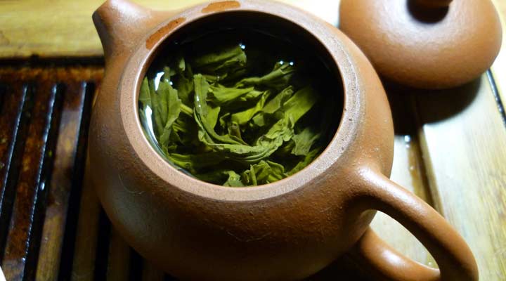 چای سبز با داشتن اسید آمینه تیانین به خوابیدن کمک می کند.