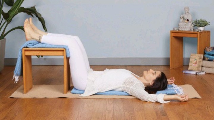 یوگا قبل از خواب - قرار دادن پاها روی صندلی