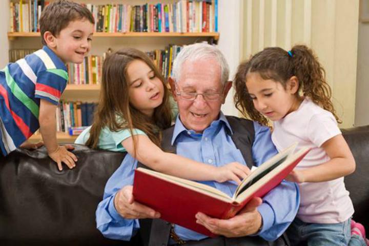 پدربزرگ برای نوه ها بلند کتاب می خواند - تمرین برای مغز 