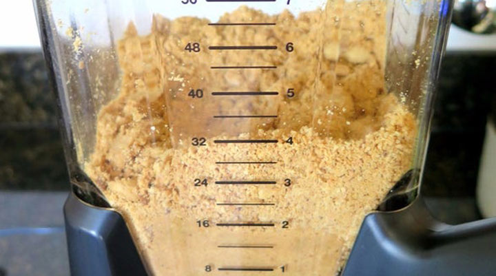طرز تهیه کره بادام زمینی - در مرحله سوم باید بادام زمینی در غذاساز به بافتی شبیه به شن برسد.