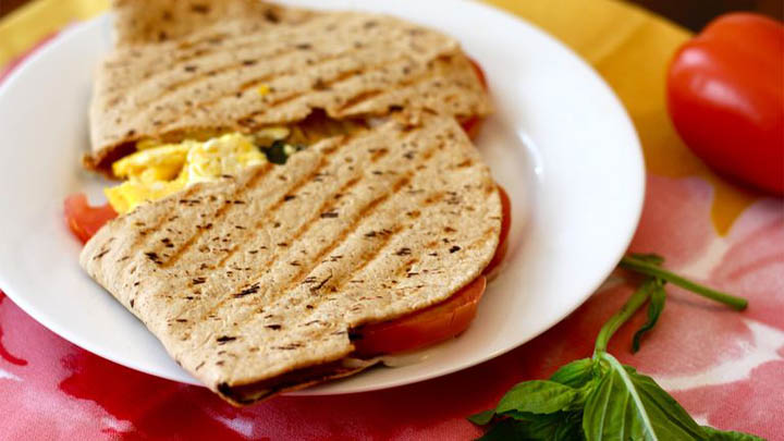 صبحانه ایتالیایی با نان تست یا لواش - غذای سریع